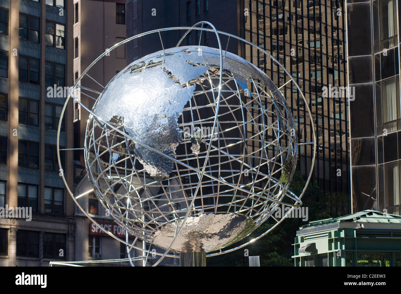 Globo in acciaio monumento davanti Trump International Hotel and Tower,  Columbus Circle Manhattan, New York City, Stati Uniti d'America Foto stock  - Alamy