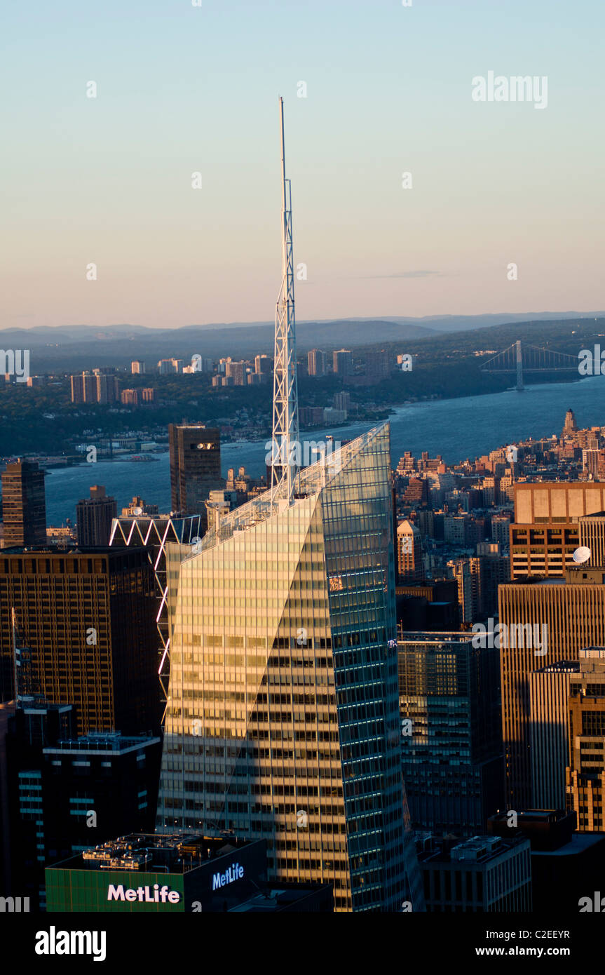 La Bank of America Tower Building durante il tramonto visto da Empire State building banco di osservazione, Manhattan, New York City, Stati Uniti d'America Foto Stock