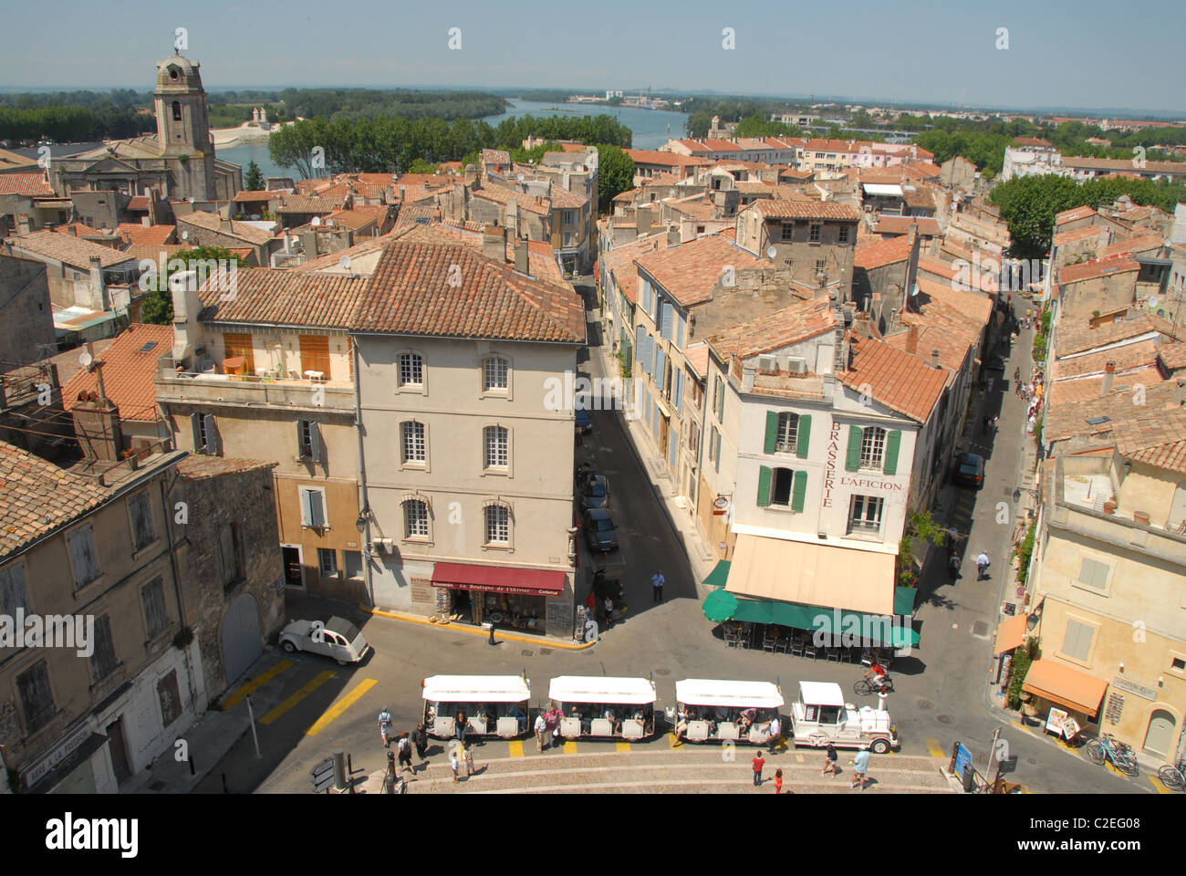 Francia Provenza. Bouches-du-Rhône: Arles. Vista dall'anfiteatro romano sulla città vecchia e sul fiume Rodano. Foto Stock