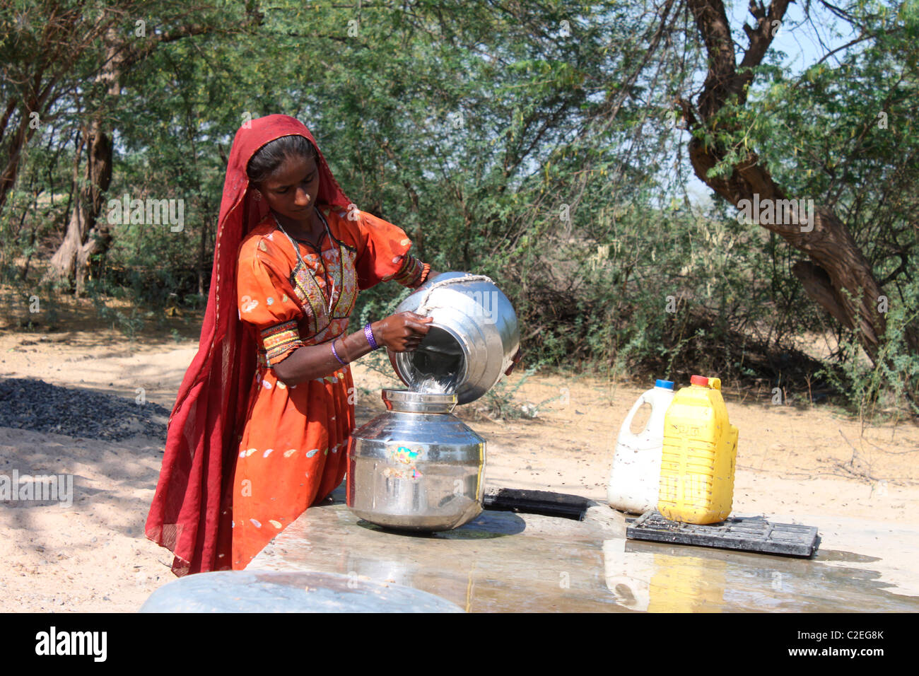 Un indiano donna rurale di raccolta di acqua Foto Stock