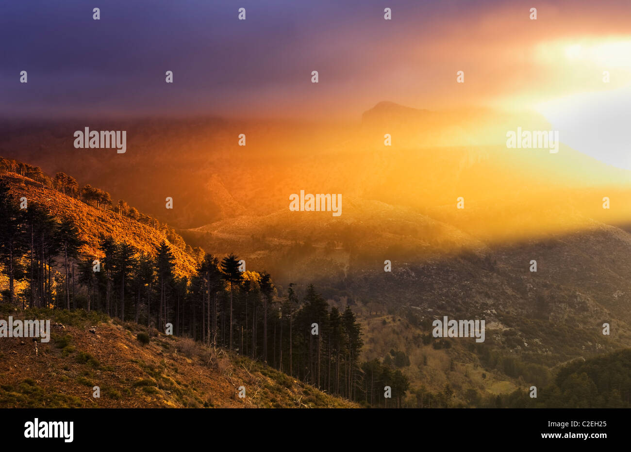 Paesaggio di montagna con drammatica la luce del mattino Foto Stock