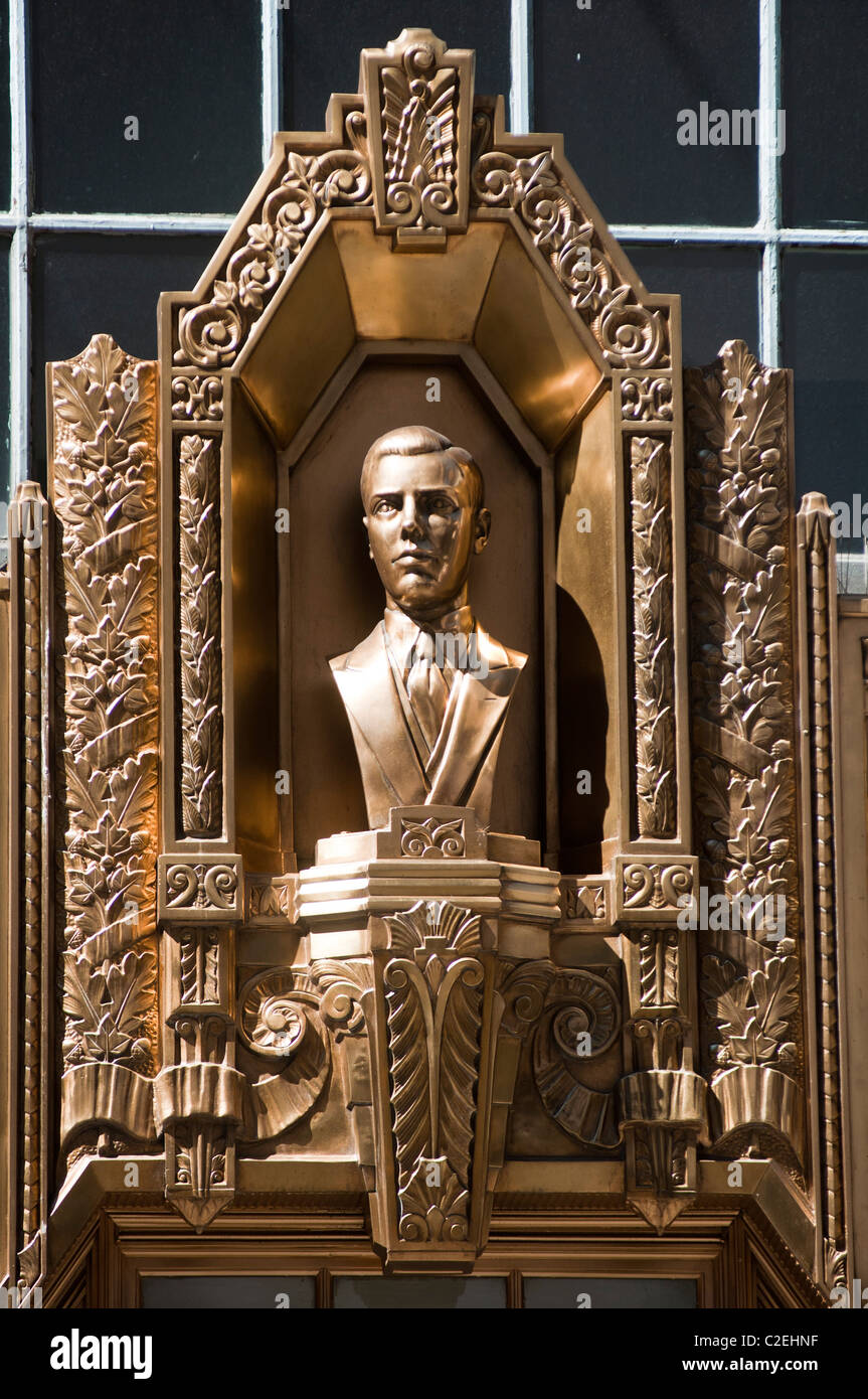 Metallo bassorilievo con statua di Alan E. Lefcourt al di sopra di entrata al Palazzo Brill, Times Square Manhattan, New York City, STATI UNITI D'AMERICA, Foto Stock