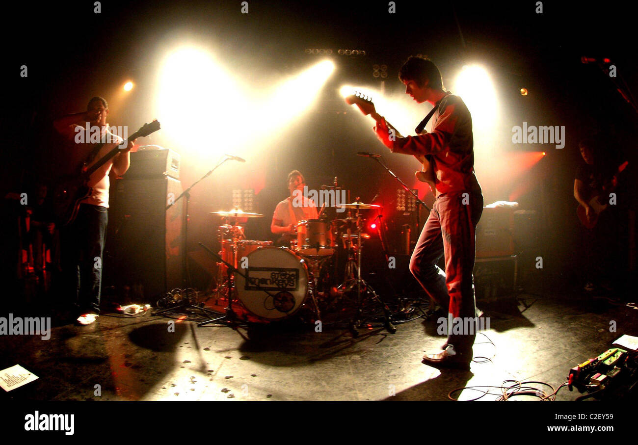 Alex Turner Arctic Monkeys eseguire live at Carling Academy Birmingham, Inghilterra - 08.02.06 Foto Stock