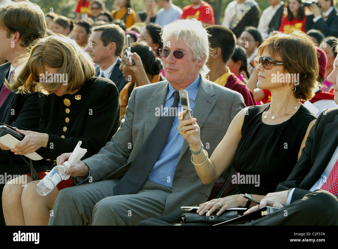 Richard Gere presidente della Campagna per la libertà del Tibet e la moglie  Carey Lowell di Sua Santità il XIV Dalai Lama è stato premiato con il Foto  stock - Alamy