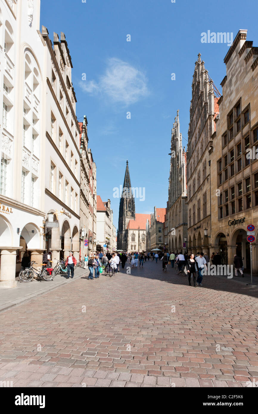 Prinzipalmarkt, piazza principale di Munster, Westfalia, con St Lamberti chiesa alla fine Foto Stock