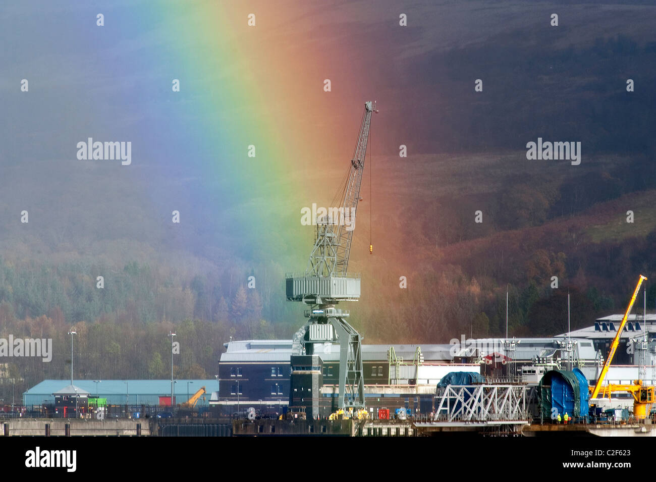 Un arcobaleno su Faslane base navale di Gare Loch sulla costa ovest della Scozia. Foto Stock