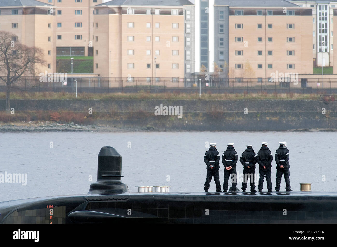 HMS astute, la Royal Navy di ultima di sottomarini nucleari fino a vela Gareloch sul Firth of Cylde per la sua nuova base a Faslane HMNB. Foto Stock