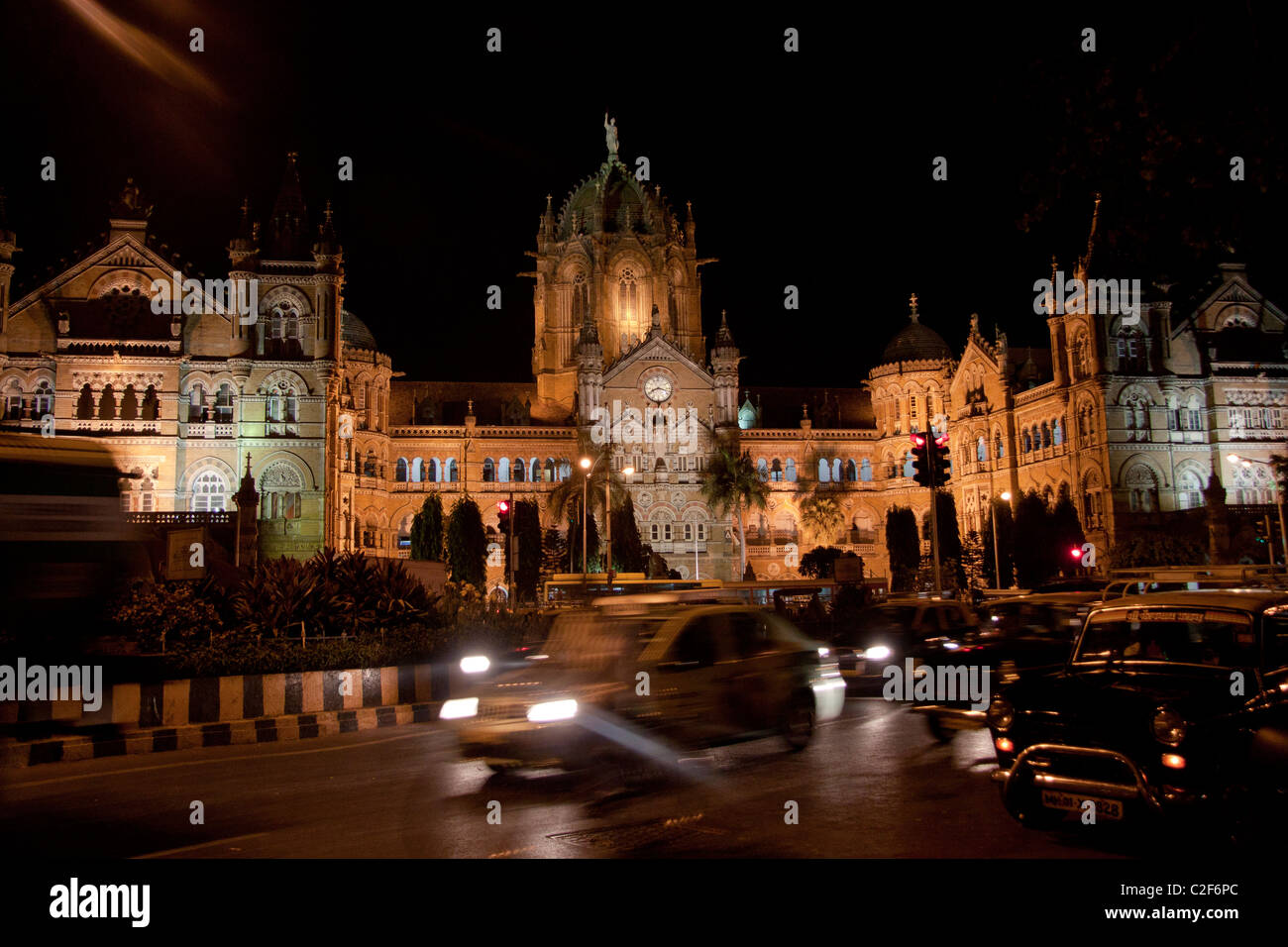 Vista notturna di La Stazione Ferroviaria CST, Mumbai (Bombay), Maharashtra, India, Asia. Foto Stock