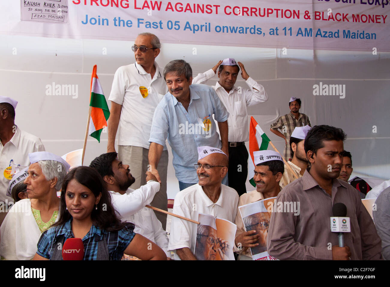 Anna Hazare anti corruzione rally sostenitori e canali di televisione reporter ad Azad Maidan in Mumbai (Bombay), Maharashtra, Foto Stock