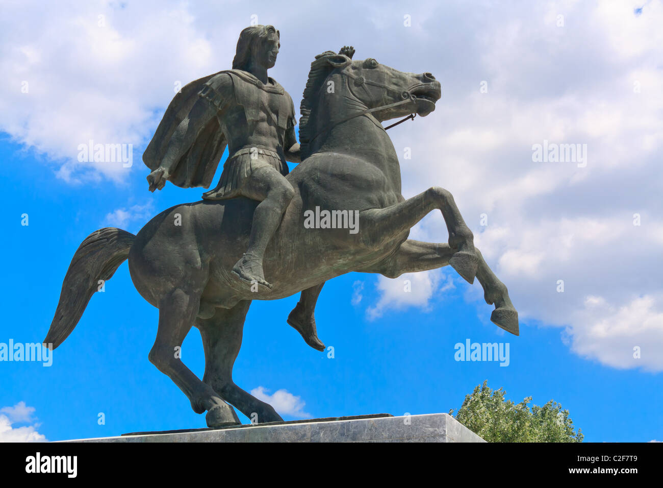 Alessandro il Grande statua contro il cielo blu e nuvole Foto Stock