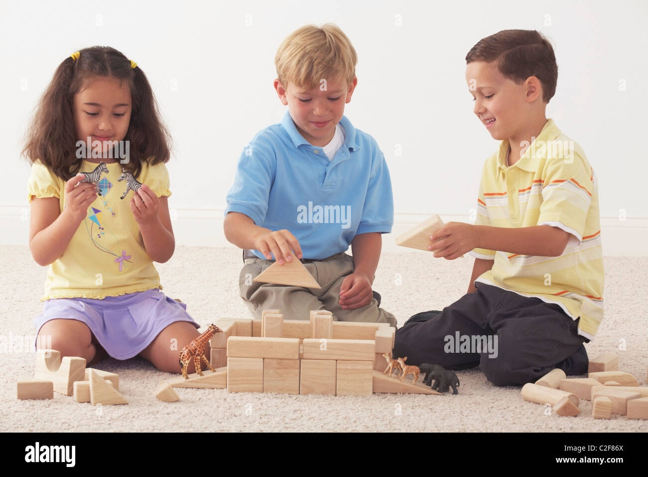 Tre bambini costruire l'Arca di Noè con blocchi di legno Foto Stock