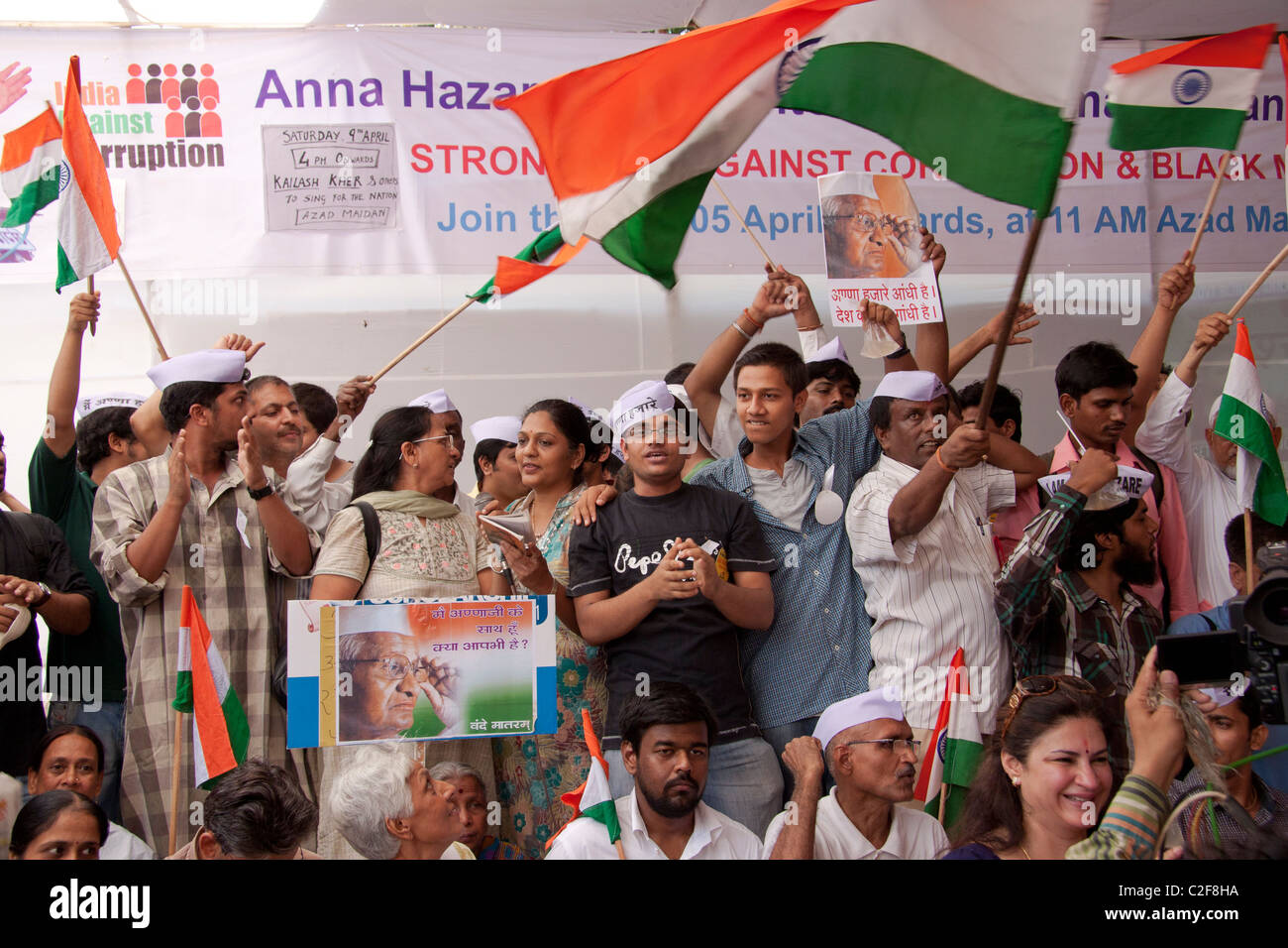 Anna Hazare sostenitori ad Azad Maidan in Mumbai (Bombay), Maharashtra, India, Asia. Foto Stock