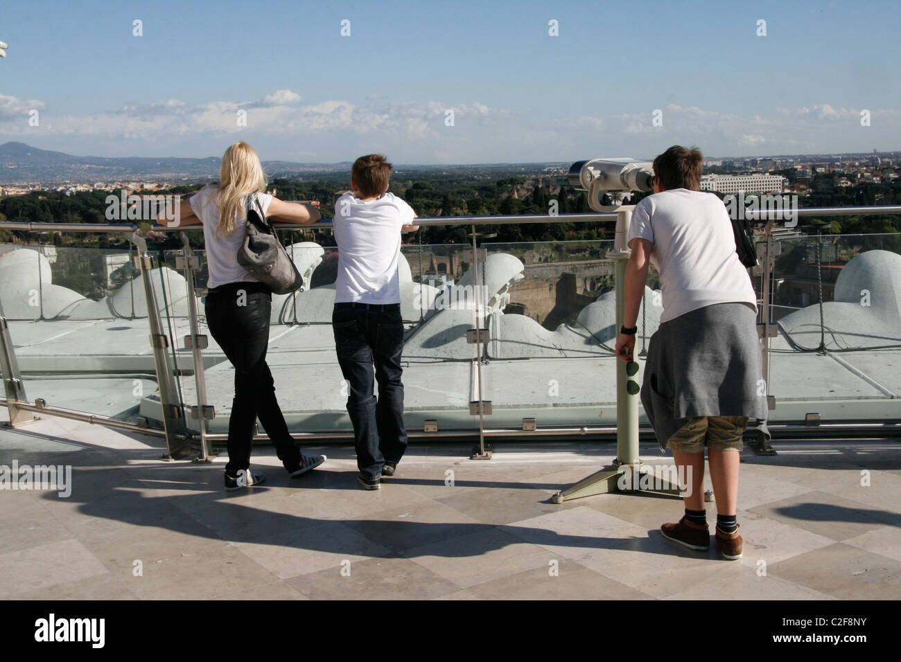 I turisti in cerca di una vista panoramica dalla cima del Vittoriano, Roma, Italia Foto Stock