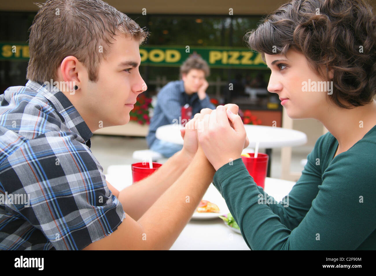 Una giovane coppia in una lotta come un giovane uomo guarda su; troutdale, Oregon, Stati Uniti d'America Foto Stock