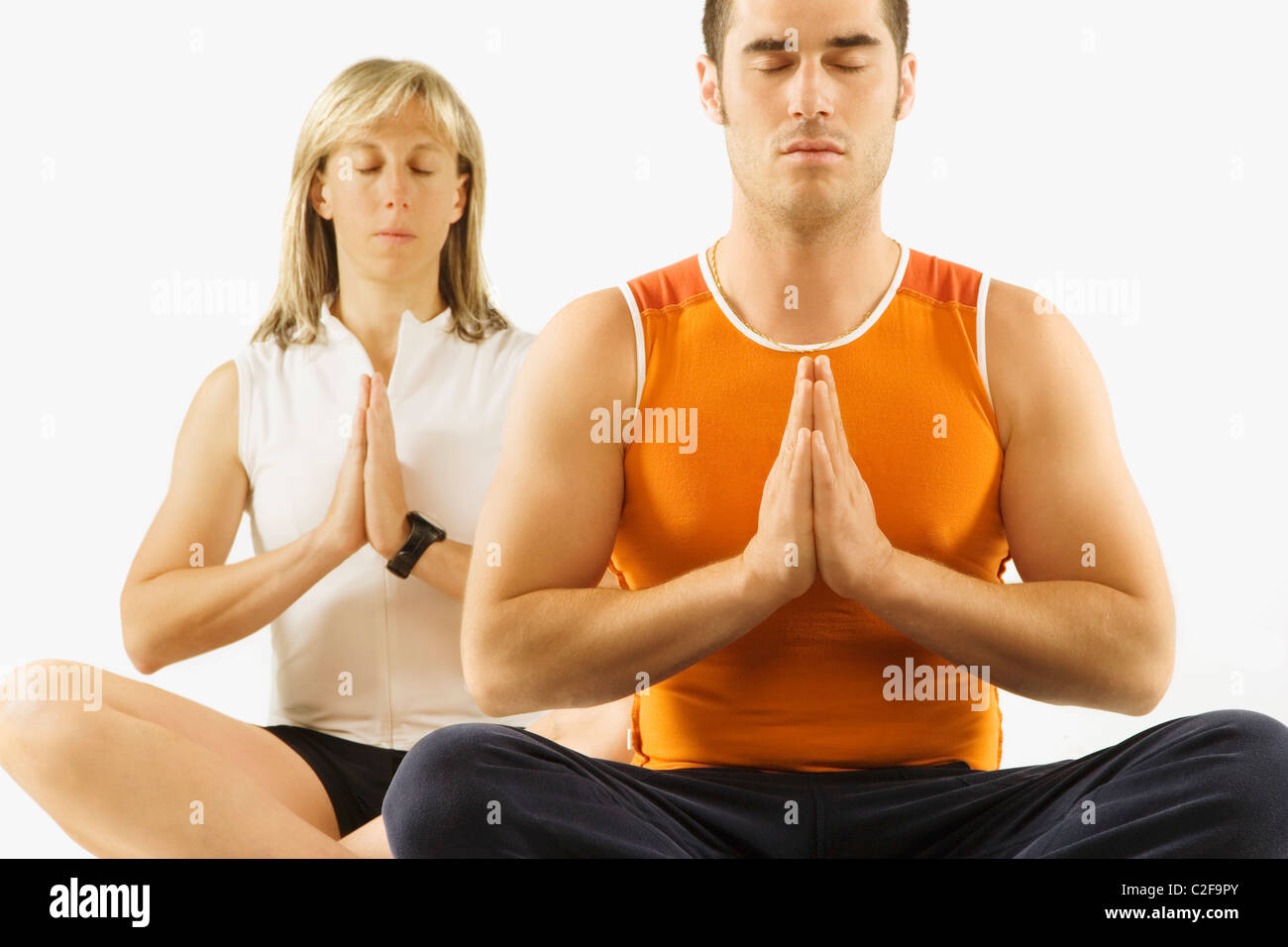 L uomo e la donna in una posa Yoga Foto Stock