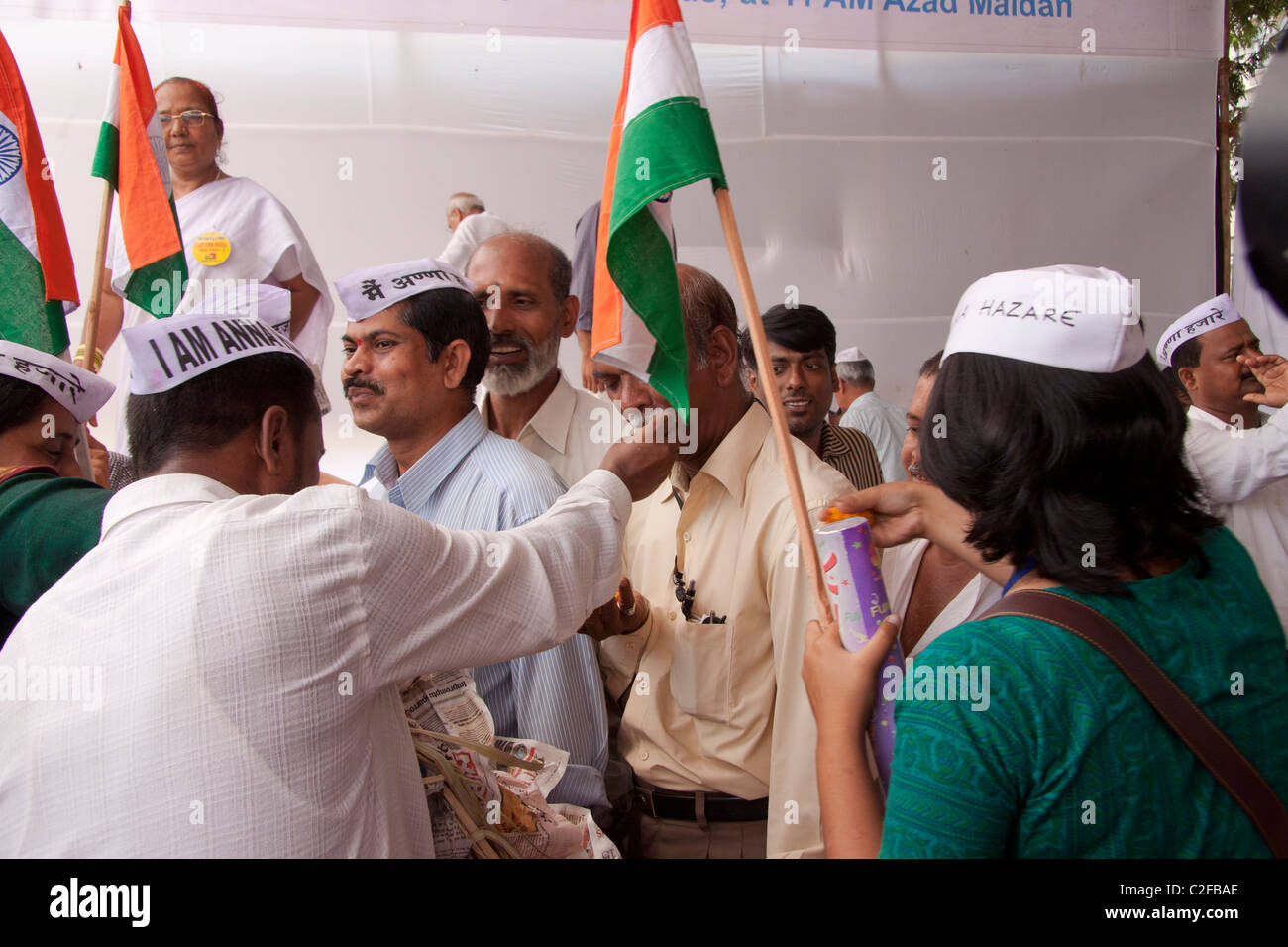 Anna Hazare dei sostenitori di celebrare la vittoria di Azad Maidan in Mumbai (Bombay), Maharashtra, India. Foto Stock