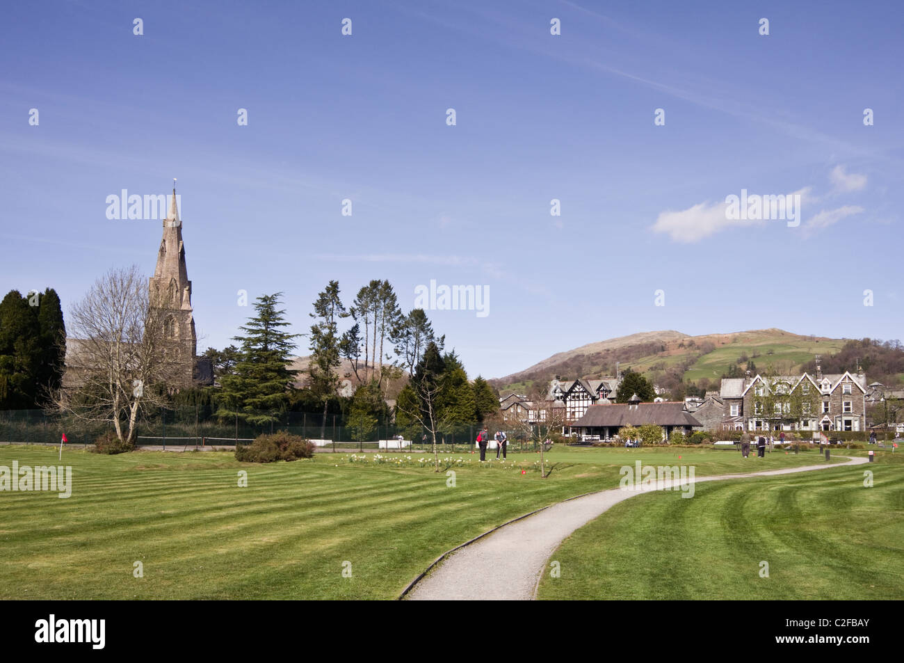 Ambleside, Cumbria, Inghilterra, Regno Unito. Vista della città di Cumbria e di Santa Maria la chiesa parrocchiale da attraverso il parco putting green Foto Stock