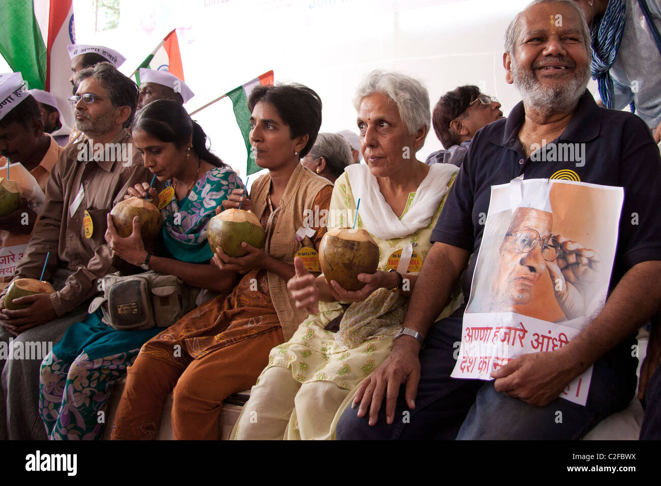 Anna Hazare sostenitori ad Azad Maidan in Mumbai rompendo il loro veloce al tempo stesso come Anna Hazare ha fatto di Delhi, India. Foto Stock