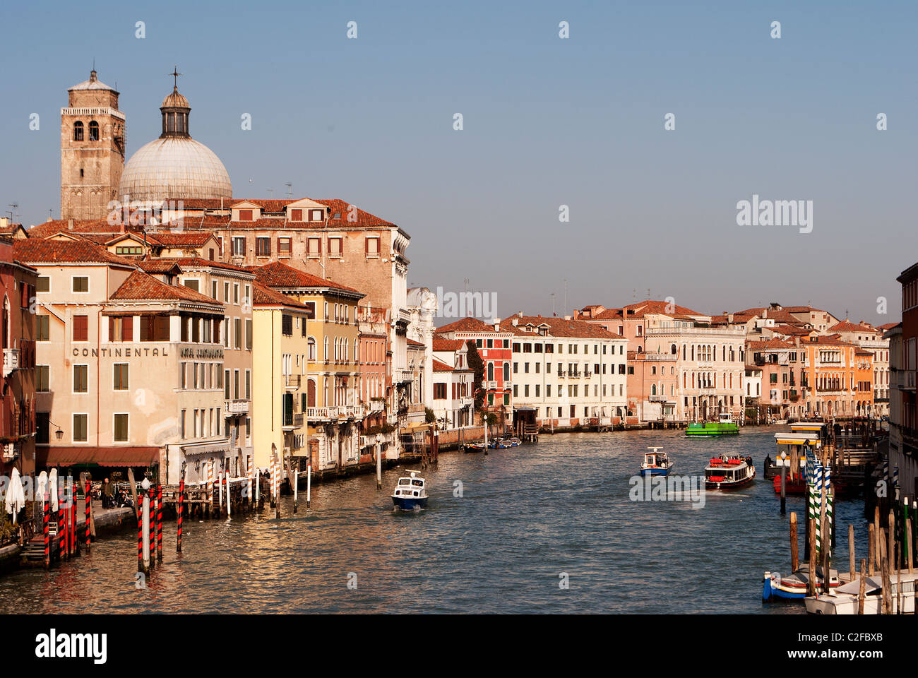 Venezia, canali ed edifici storici con motoscafi Foto Stock