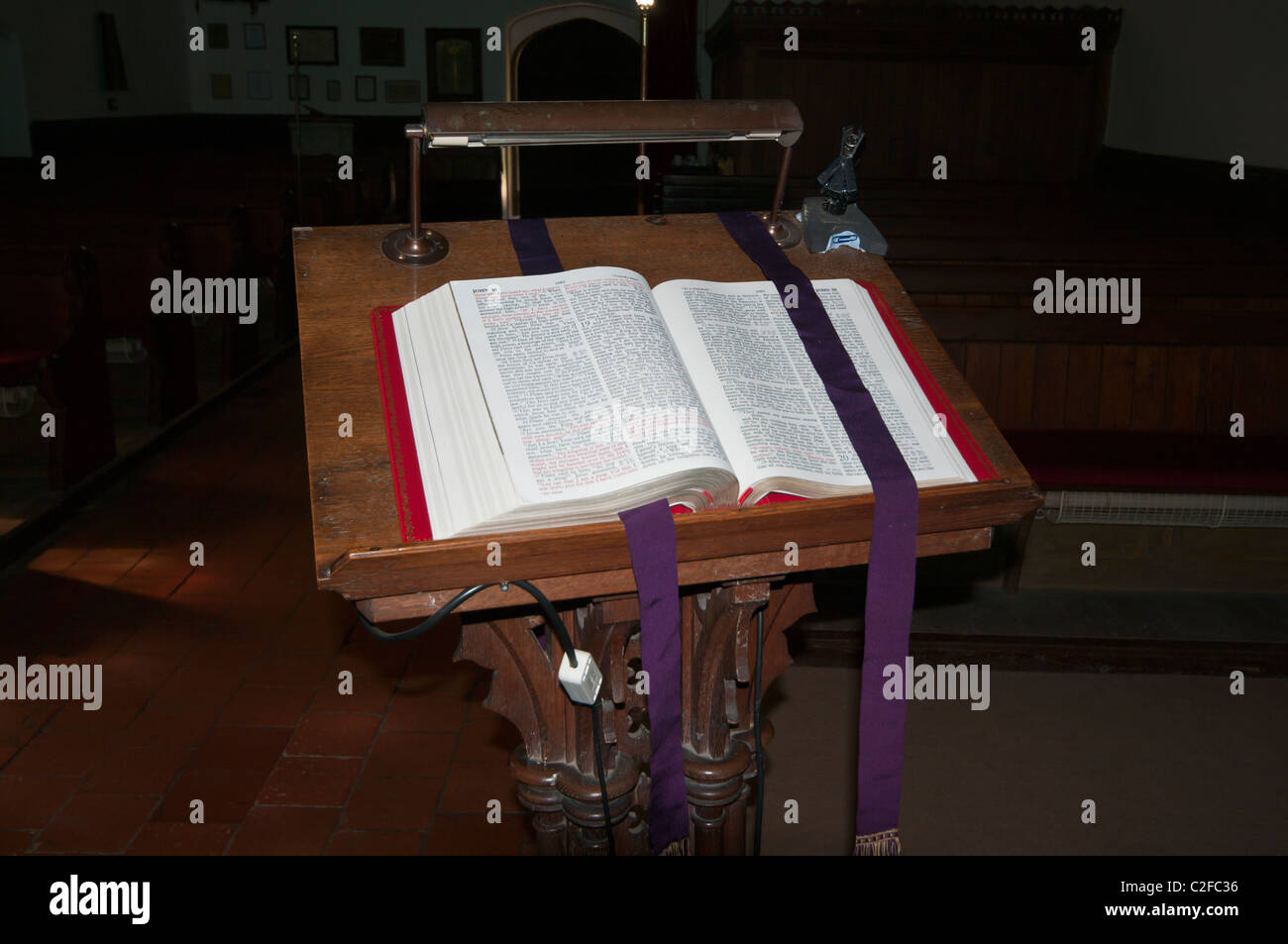 Una Bibbia aperta su una chiesa leggio Foto Stock