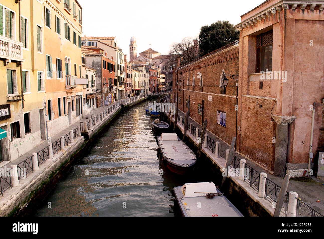 Venezia, canali ed edifici storici con motoscafi Foto Stock