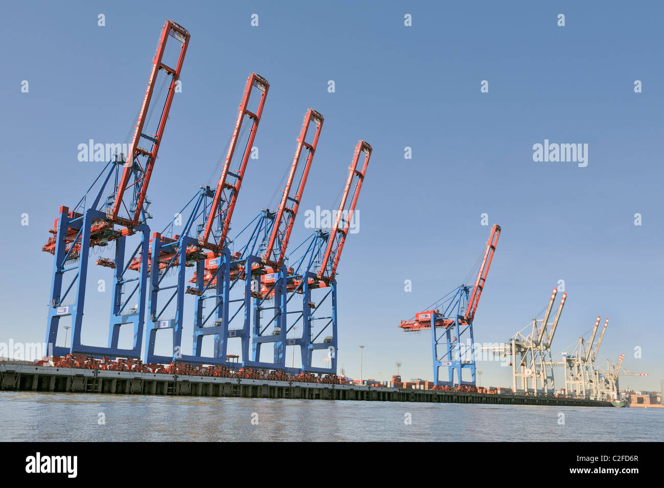 Le gru e i contenitori sul pontile nel porto di vuoto Foto Stock