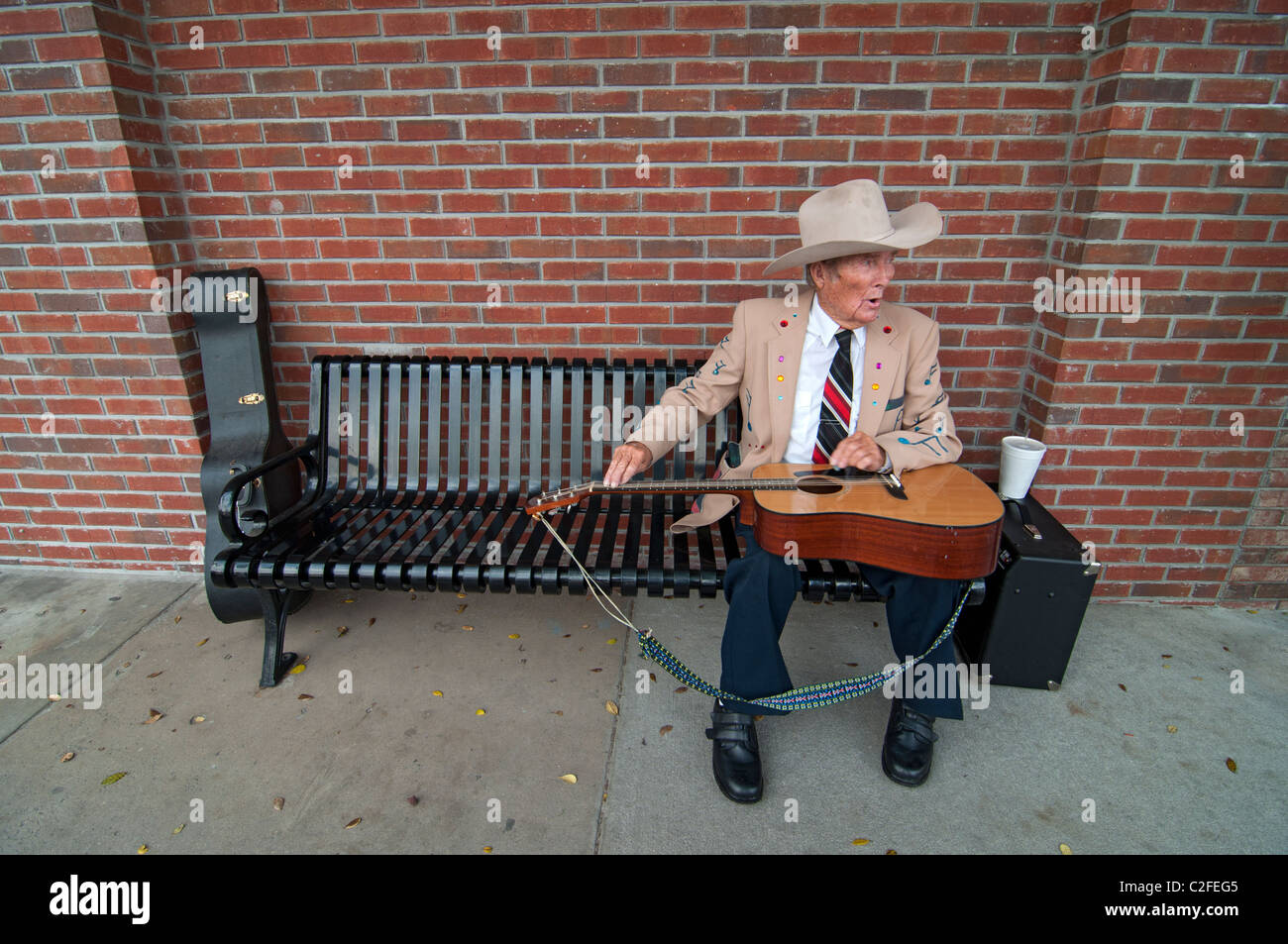 Vangelo cantante Lester Parrish svolge la sua chitarra sui marciapiedi del piccolo North Florida cittadina di molle di alta. Foto Stock