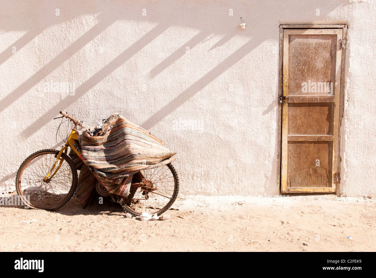 Bicicletta e porta - Dahab, Sinai, Egitto Foto Stock