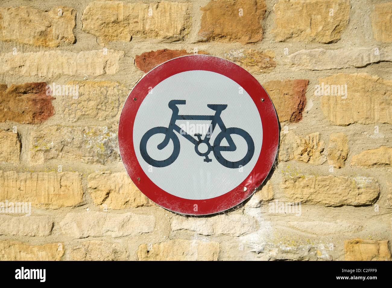 Un no ciclismo segno fissato ad una parete in Lower Slaughter, il Costwolds, Gloucestershire, England, Regno Unito Foto Stock