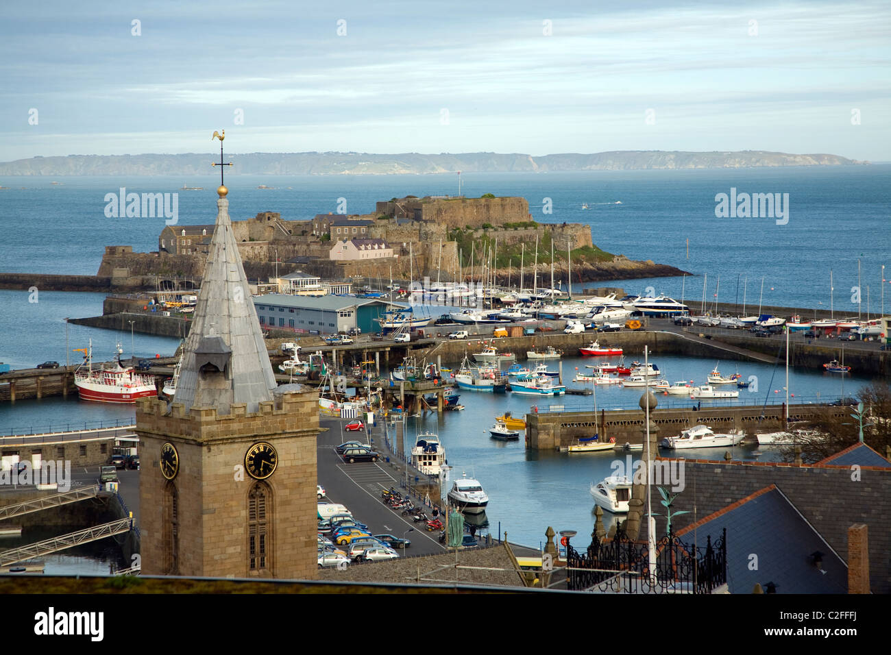 Vista panoramica sui tetti della città e Castle Cornet St Peter Port Guernsey, Isole del Canale Foto Stock