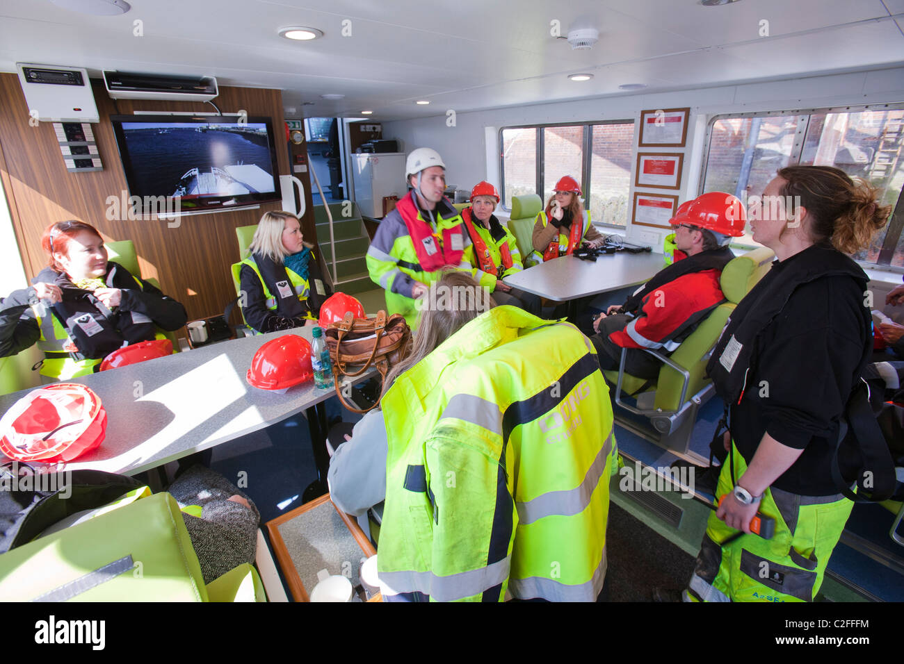 La voce dei lavoratori per il Walney offshore wind farm costruzione sul sito di una nave di sostegno. Foto Stock