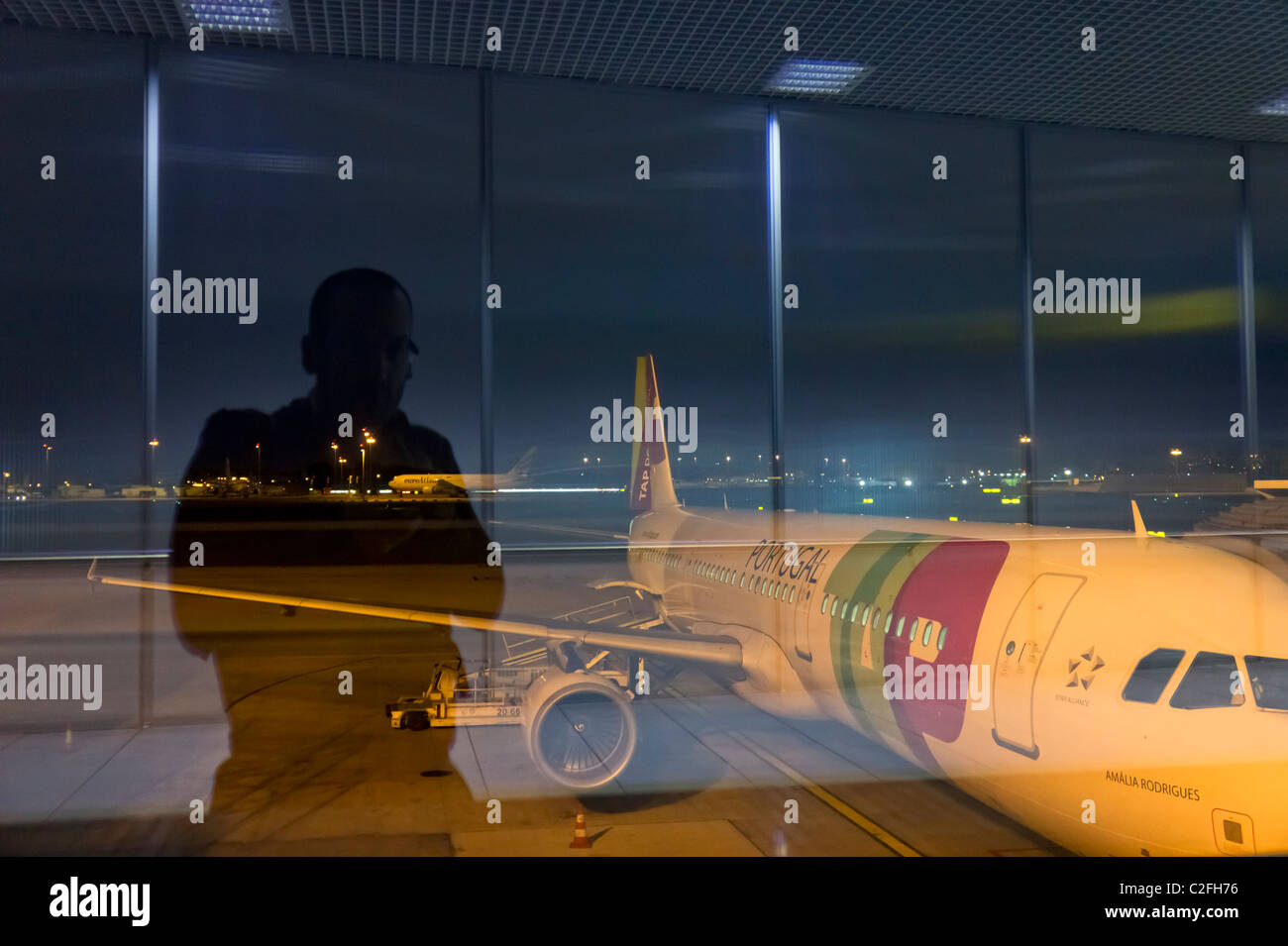 Toccare l'aereo sulla pista di atterraggio di Aeroporto Portela di Lisbona, Portogallo Foto Stock