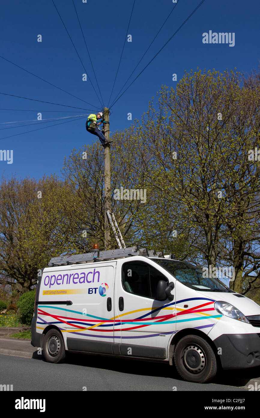 BT Openreach; BT Engineer che si è dedicato ai cavi sospesi sul palo del telegrafo, guasto della linea rurale a banda larga, a Fleetwood, Lancashire, Blackpool, Regno Unito Foto Stock