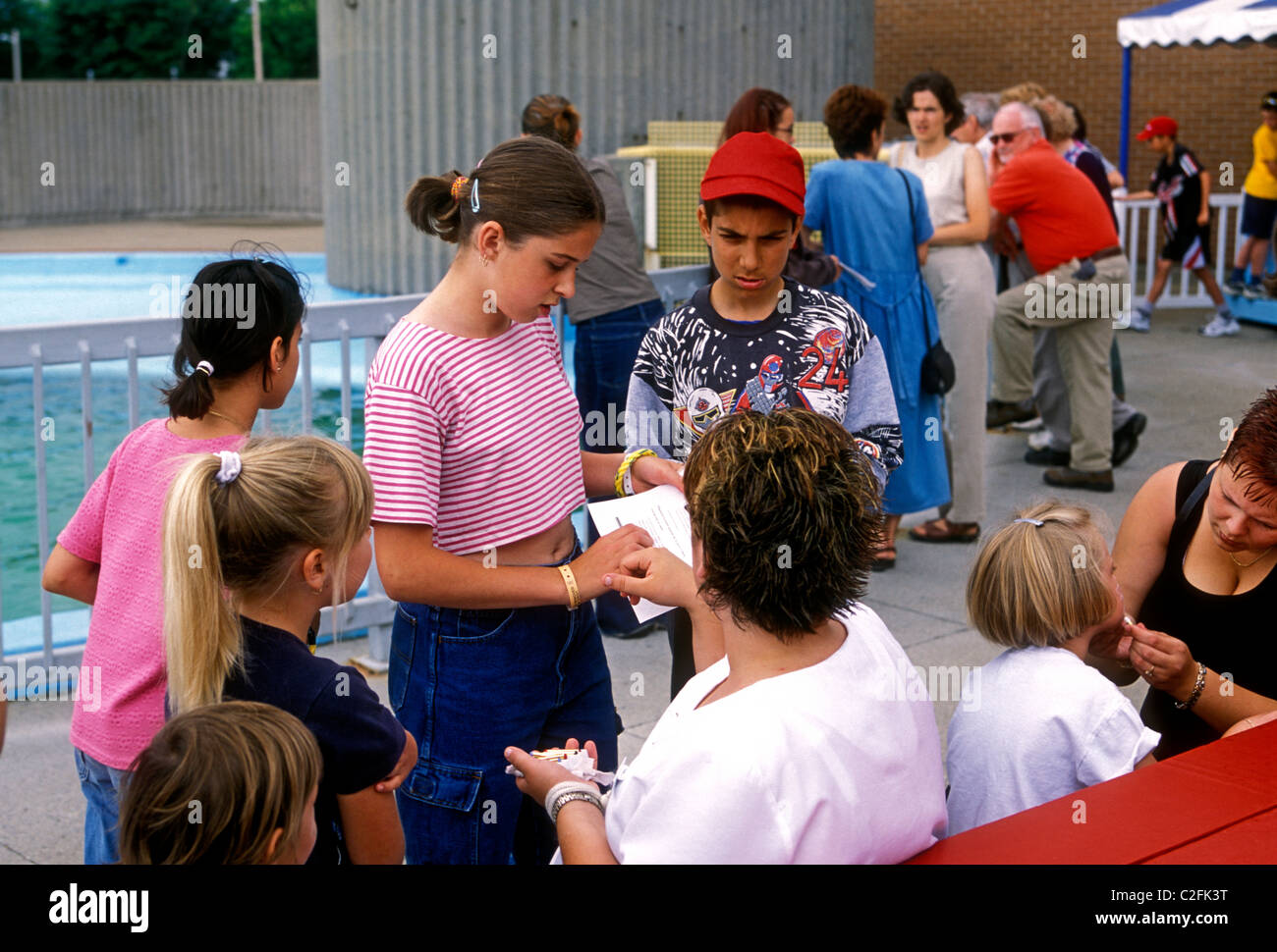 Persone fieldtrip dello studente per acquario marino e il centro storico di Shippagan New Brunswick Provincia del Canada America del Nord Foto Stock