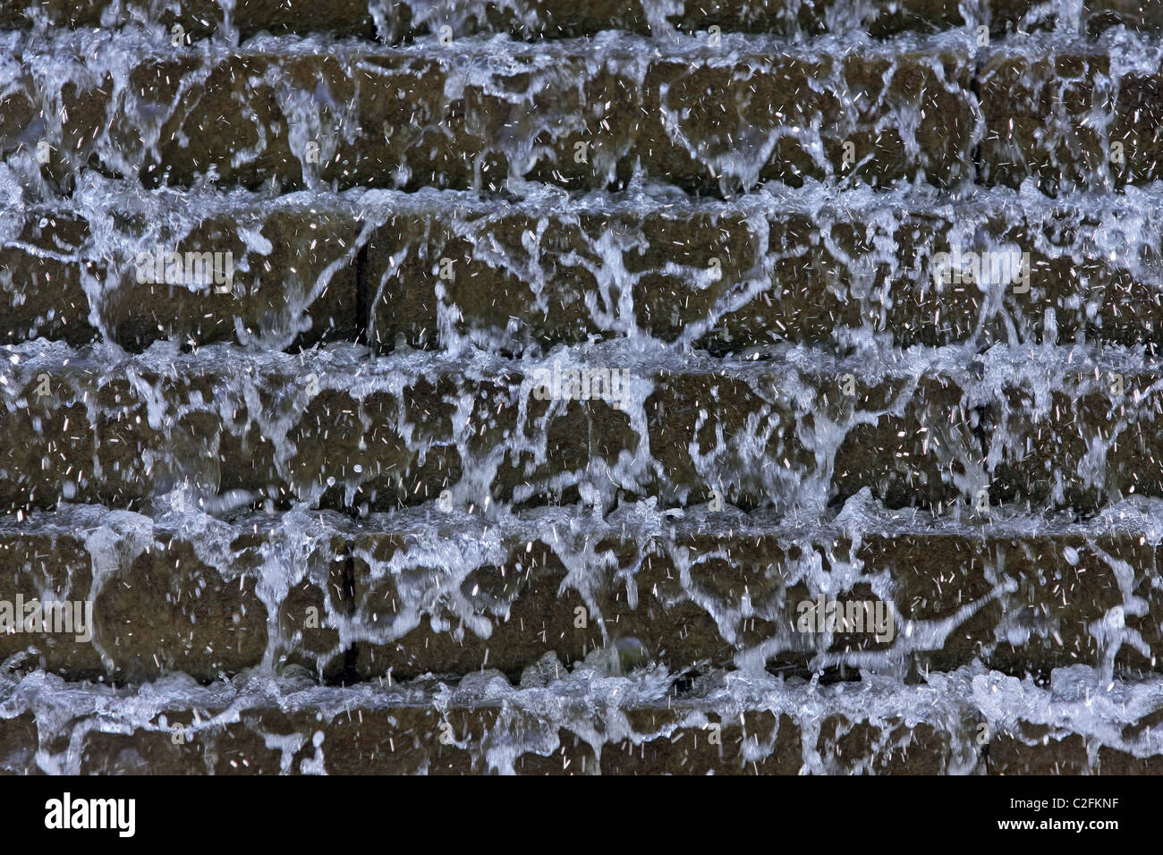 Parte di una cascata che ricade verso il basso una pendenza a gradini Foto Stock