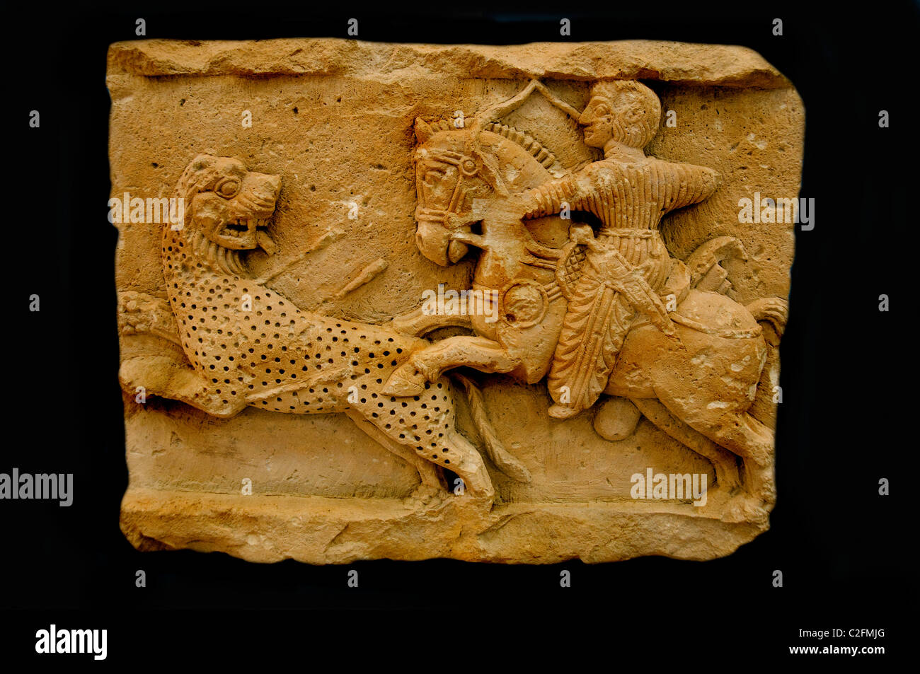 Rilievo architettonico in calcare dell'era romana raffigurante un cavaliere di cavalleria, cacciatore, caccia a un leopardo maculato o ghepardo, II–III secolo d.C., da Palmira, Siria. Foto Stock