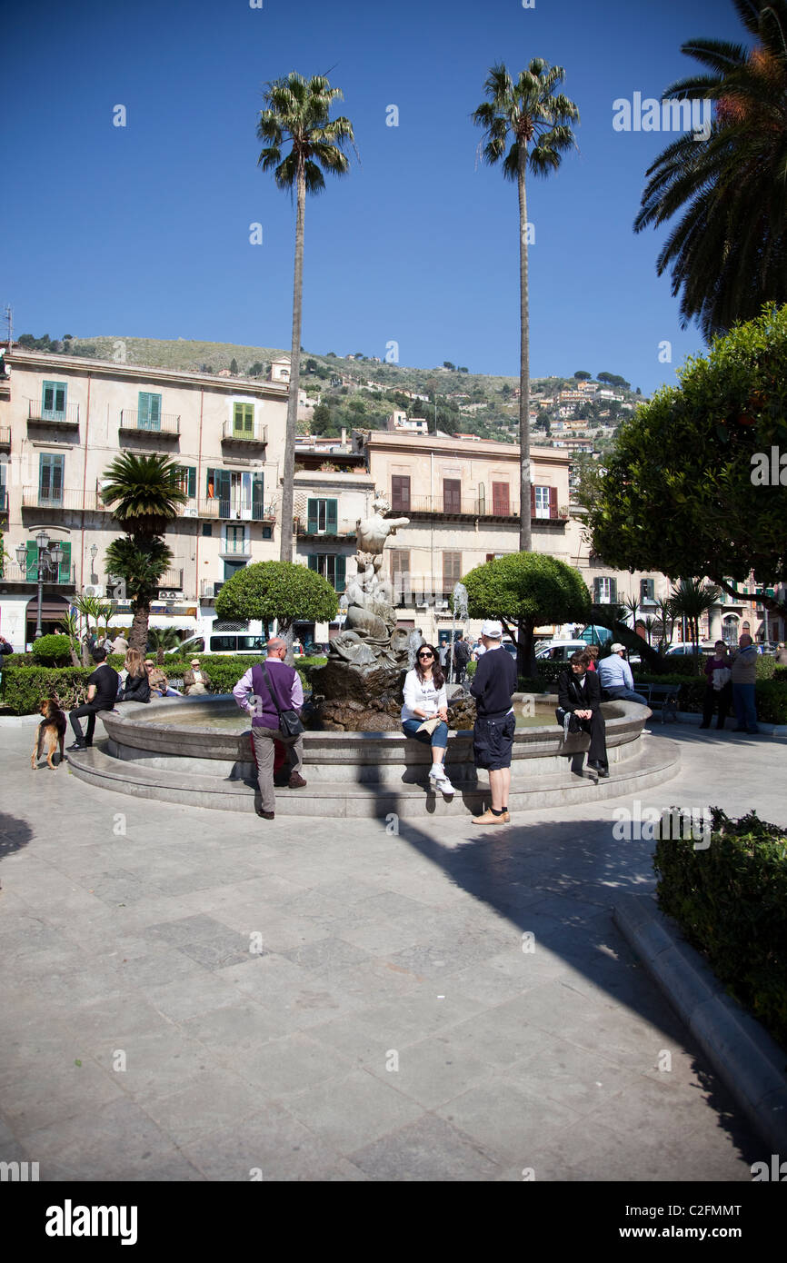 Lo spazio urbano di fronte a Monreale, Palermo, Sicilia, Italia Foto Stock