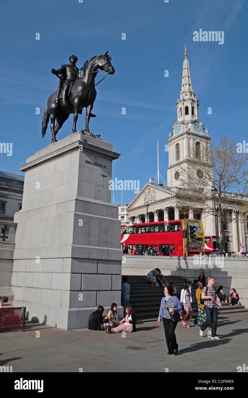 Statua di Re Giorgio IV in Trafalgar Square con St Martins nei campi nella zona centrale di Londra, Regno Unito. Foto Stock