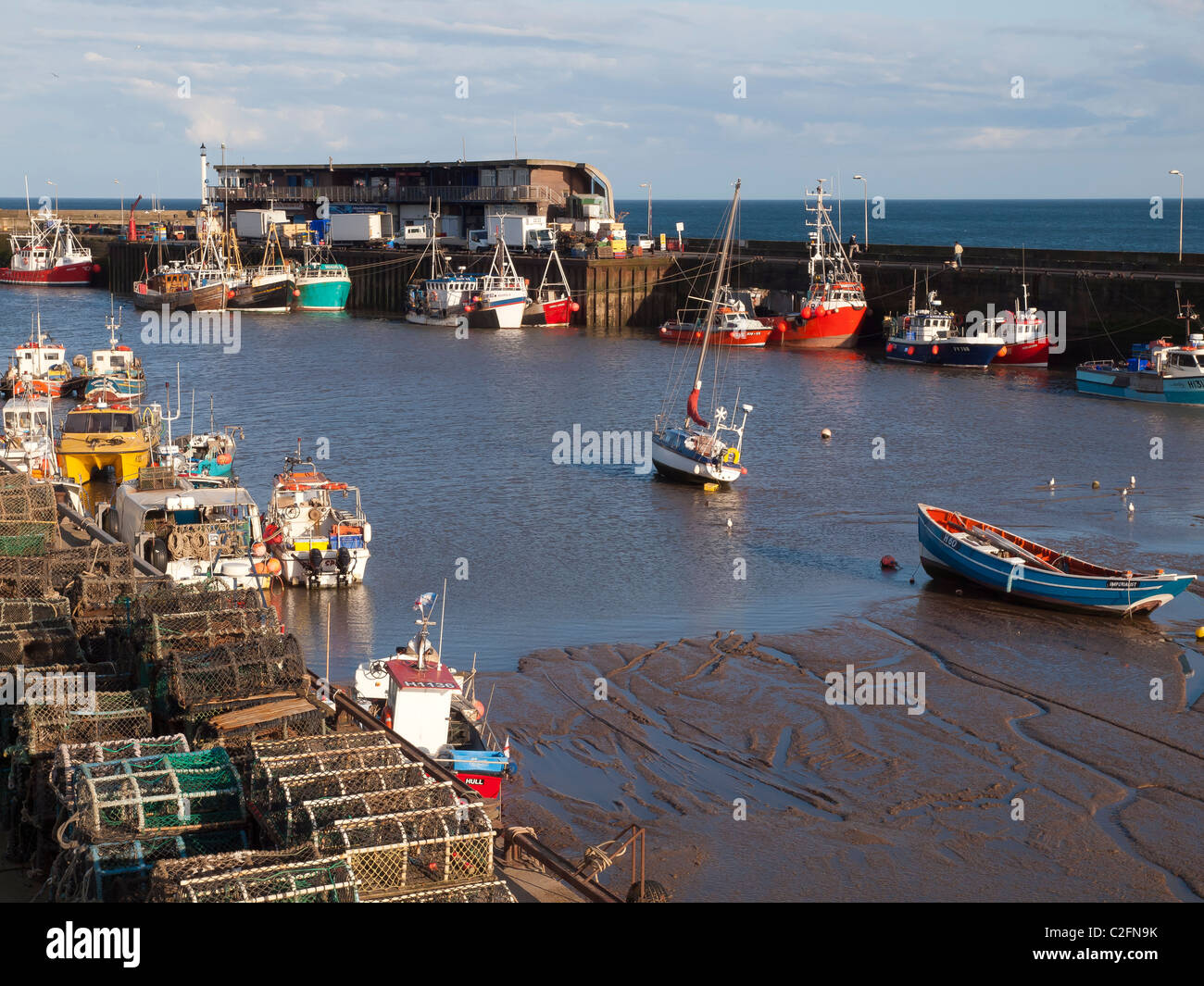 Guscio di barche da pesca nel porto di Bridlington nella luce della sera Foto Stock