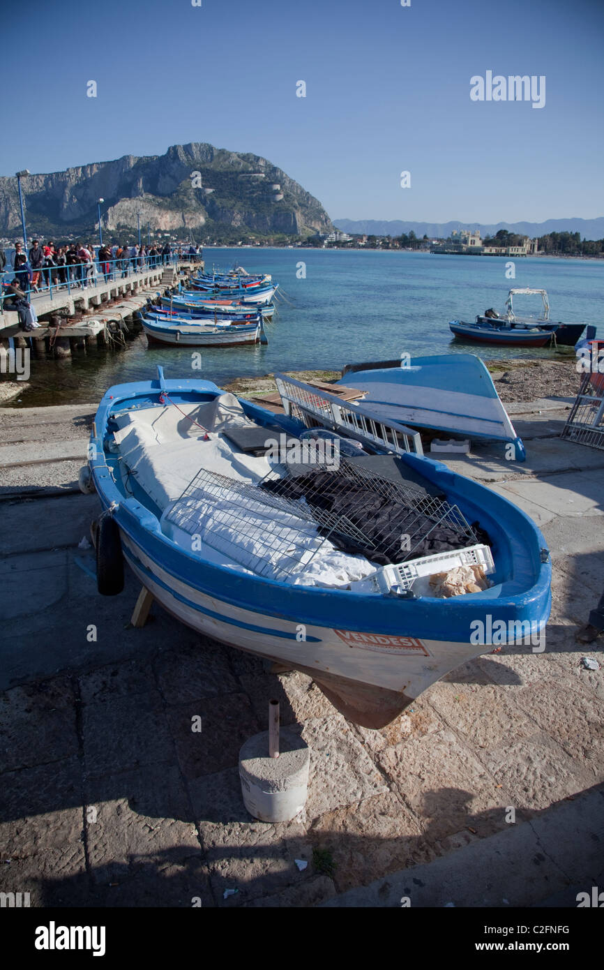 Una piccola barca da pesca si siede sul porto presso il resort di Mondello, Palermo, Sicilia, Italia Foto Stock