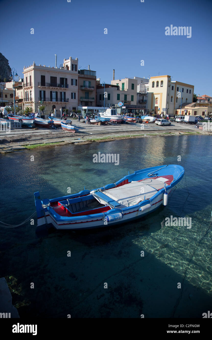 Una piccola barca da pesca galleggianti in mare presso il resort di  Mondello, Palermo, Sicilia, Italia Foto stock - Alamy