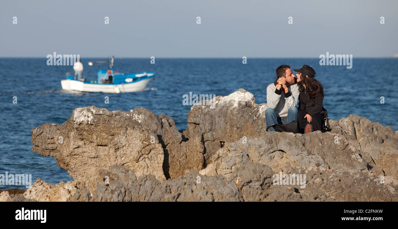 Un paio di bacio sulle rocce vicino Isula dî Fìmmini Sicilia, Italia Foto Stock