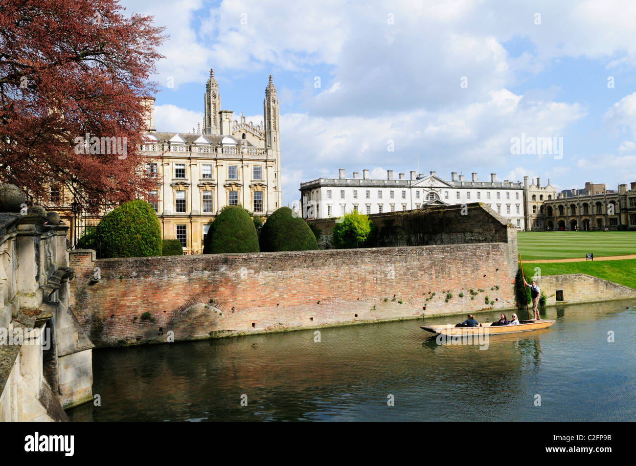 Punting Da Clare Bridge e il Kings College Chapel, Cambridge, Inghilterra, Regno Unito Foto Stock
