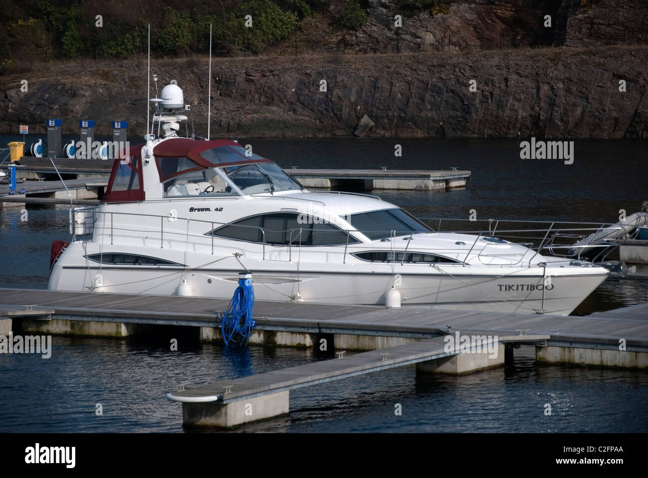 Scopa bianco Aft Cabin Motor Cruiser Tikitiboo ormeggiato a Portavadie Marina vicino a Colintraive hotel Argyll & Bute Scozia UK Foto Stock