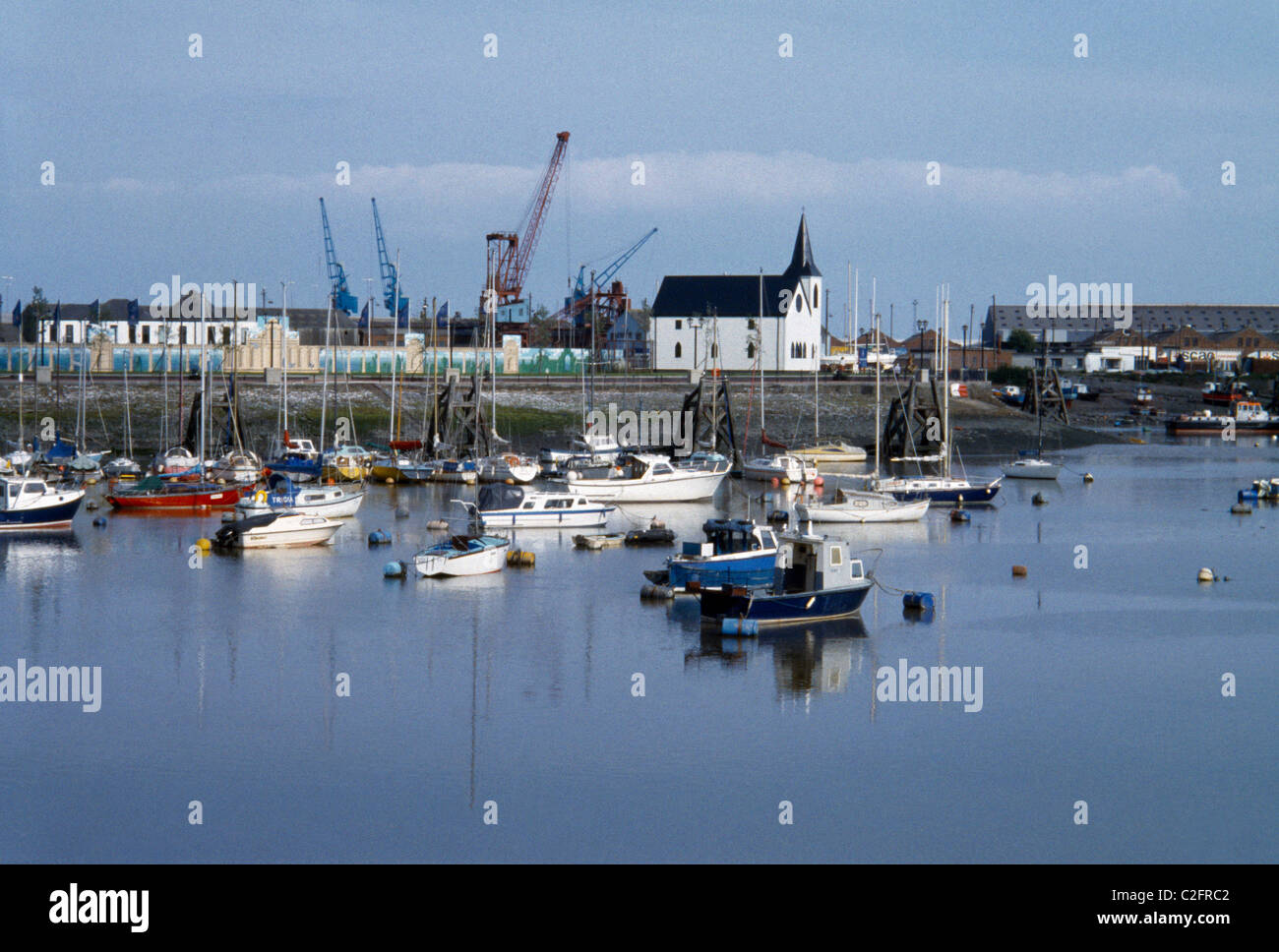 Lungomare del Galles di Cardiff e Centro d'Arte della Chiesa Norvegese Foto Stock