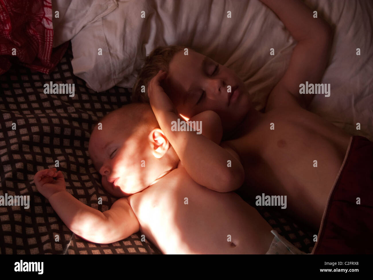 2 giovani fratelli dormendo. Foto Stock