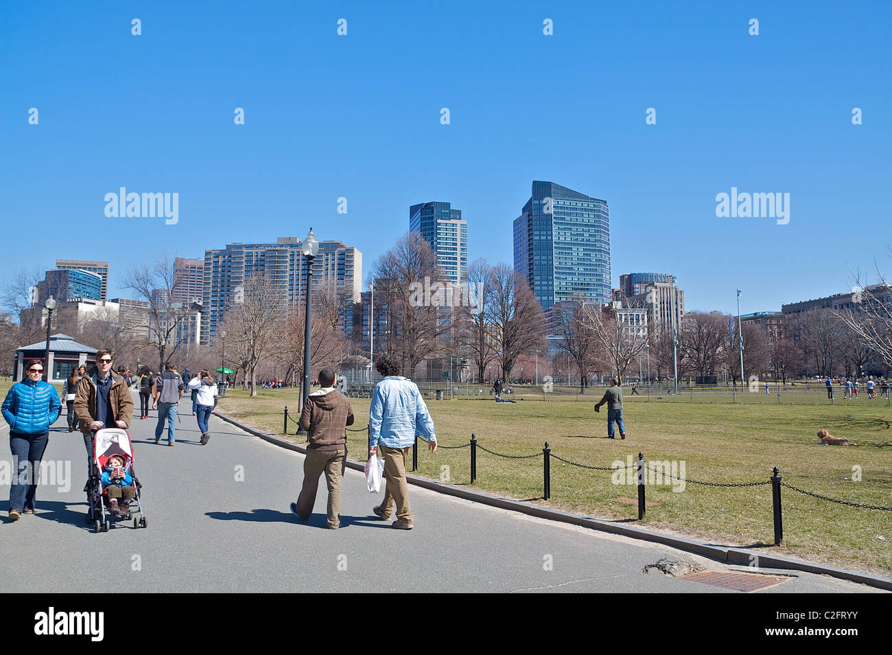 Alcune persone passeggiata attraverso il Boston Common come altri play sports. Aperto nel 1634, è il più antico parco della città negli Stati Uniti Foto Stock