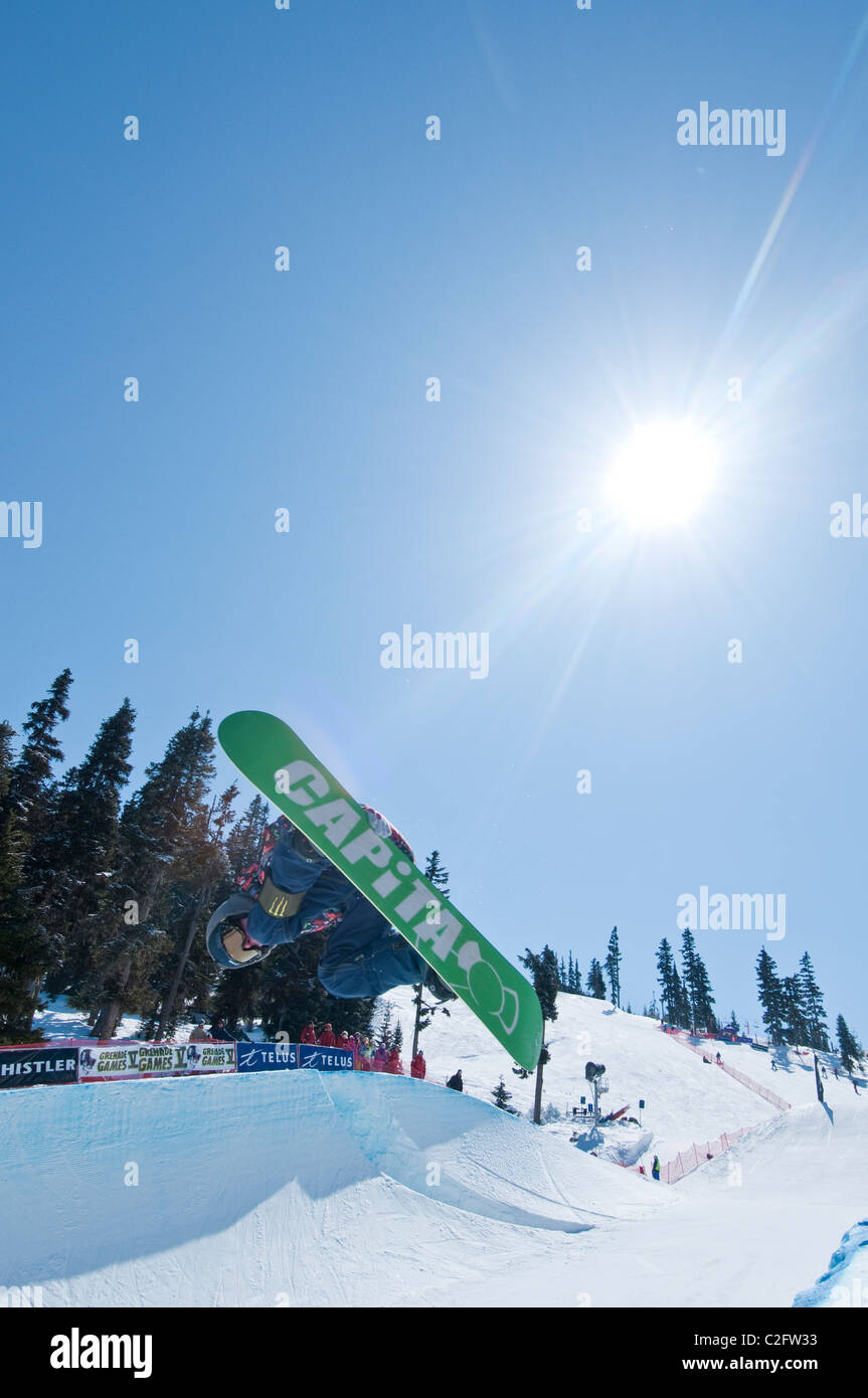 Snowboard halfpipe della concorrenza a Telus Mondo Sci e Snowboard Festival tenutosi a Whistler, BC, Canada ogni mese di aprile Foto Stock