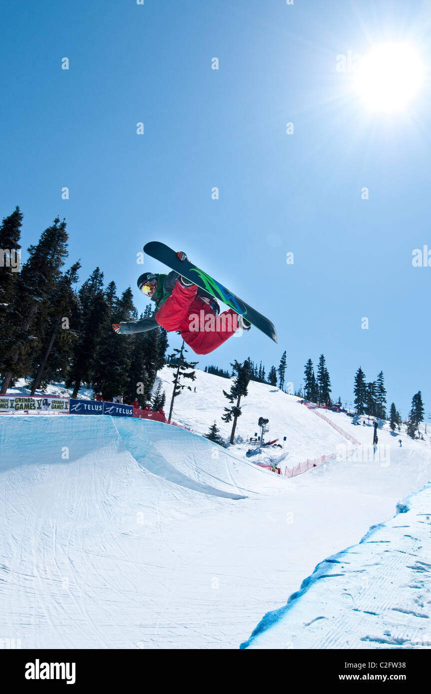 Snowboard halfpipe della concorrenza a Telus Mondo Sci e Snowboard Festival tenutosi a Whistler, BC, Canada ogni mese di aprile Foto Stock