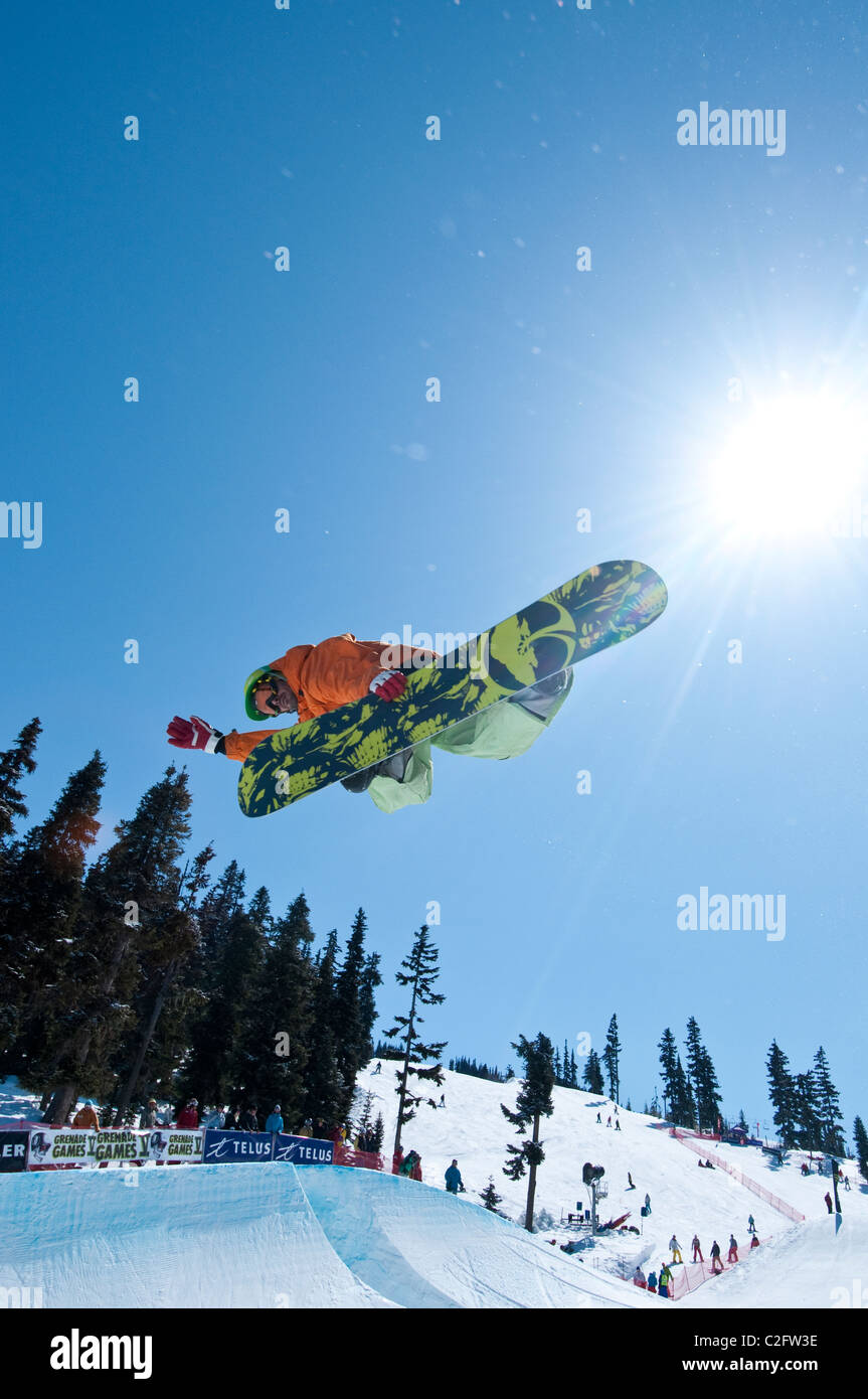 Snowboard halfpipe della concorrenza a Telus Mondo Sci e Snowboard Festival tenutosi a Whistler, BC, Canada ogni mese di aprile Foto Stock